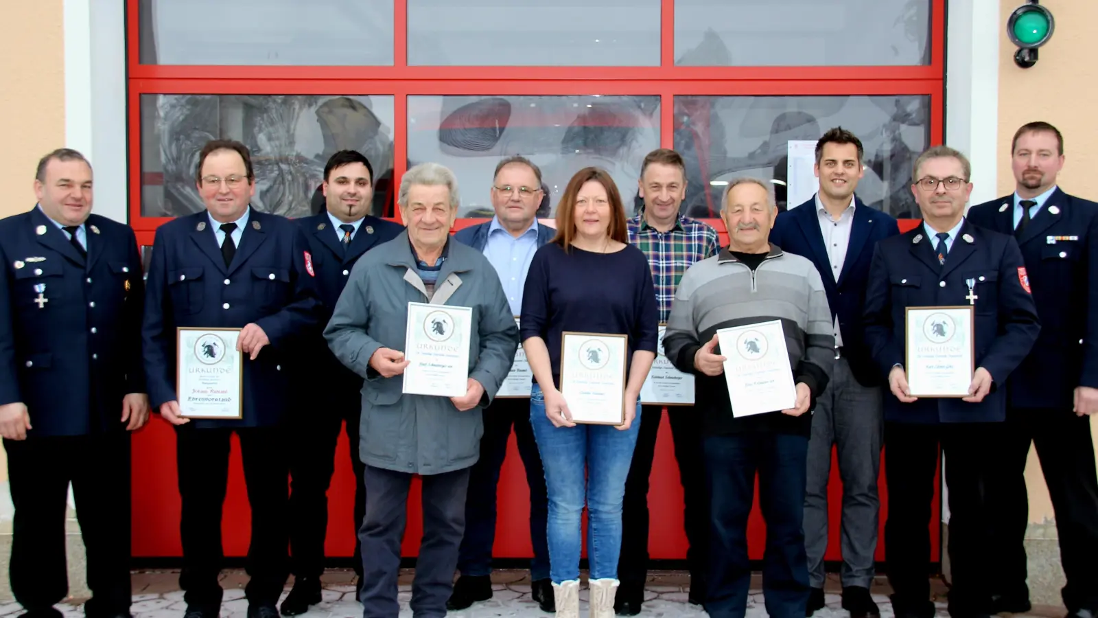 Die Feuerwehrführung und Bürgermeister Rudolf Teplitzky gratulieren den langjährigen Mitgliedern, deren Einsatz mit der Verleihung von Urkunden gewürdigt wird. (Bild: S. Baumer/exb)