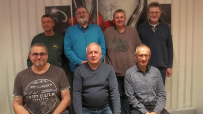 Hinten stehend von links n. rechts: Kassenprüfer Stefan Bötzl, Schriftführer Werner Tietz, 2. Vorstand Bernd Hössl, 1.Vorstand Martin Pröls.Vorne sitzend von li. nach re. : Kassenprüfer Tobias Wenger, Flugleiter Reiner Eckstein, Kassenwart Hans Härtl. (Bild: Reinhard Dörschmidt)