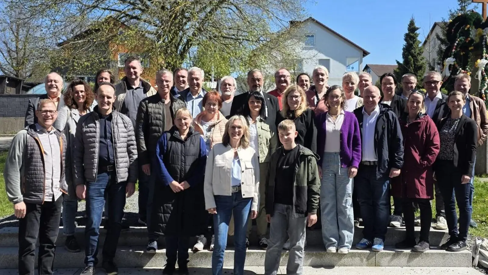 Die Bürgermeisterinnen und Bürgermeister sowie die Geschäftsstellenleitungen der AOVE in Waldthurn (Bild: Franz Völkl)