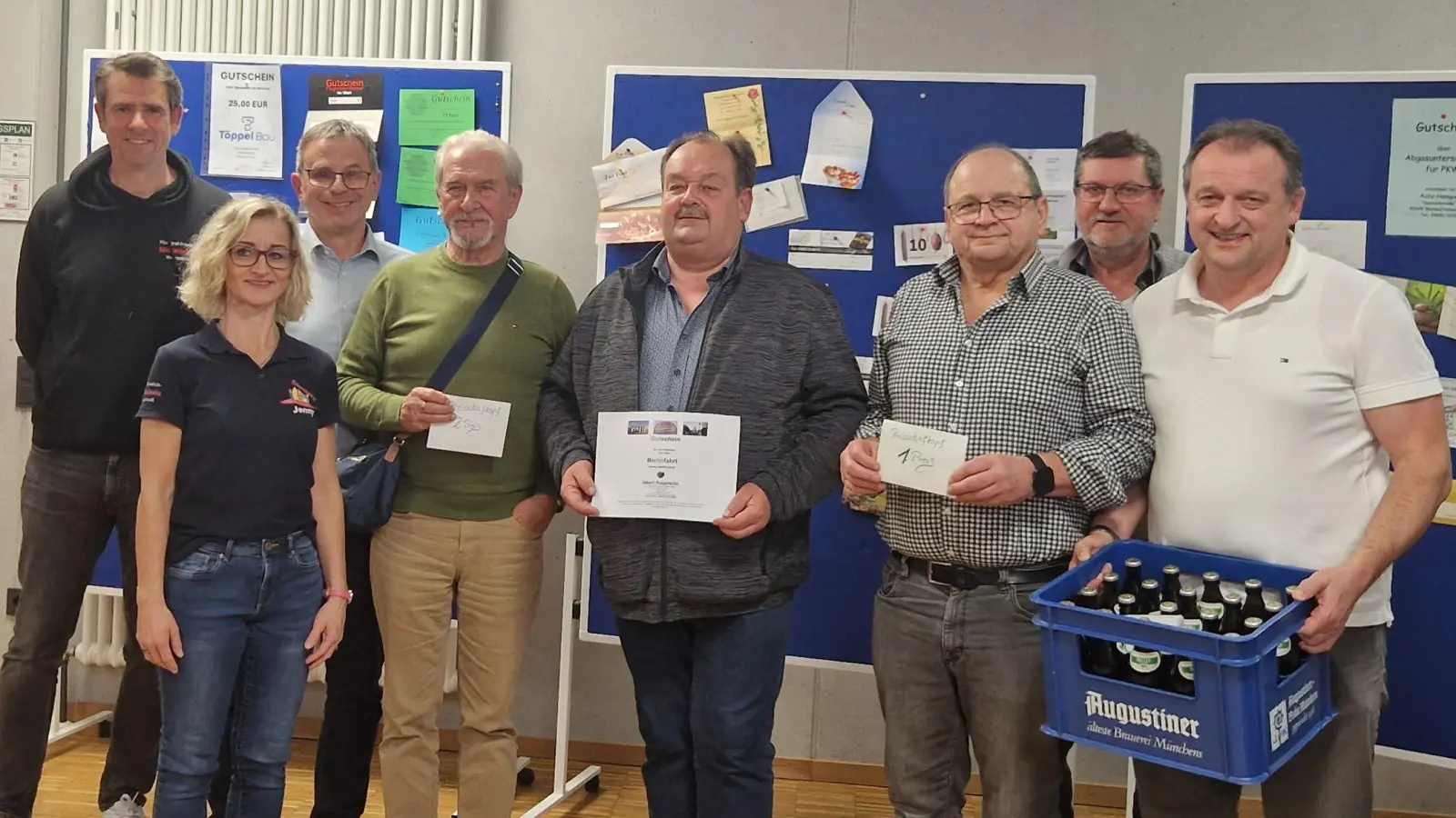 Ewald Schmiegel (dritter von rechts) aus Neukirchen konnte sich als erster Sieger über 250 € freuen. Jenny Hof meister, 2. Vorsitzende des Elternbeirats und Rektor Hubert Reil gratulierten den Gewinnern. (Bild: Michael Neumann)