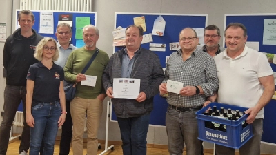 Ewald Schmiegel (dritter von rechts) aus Neukirchen durfte sich als erster Sieger über 250 € freuen. Jenny Hofmeister, 2. Vorsitzende des Elternbeirats und Rektor Hubert Reil gratulierten den Gewinnern. (Bild: Elternbeirat MS Vohenstrauß)