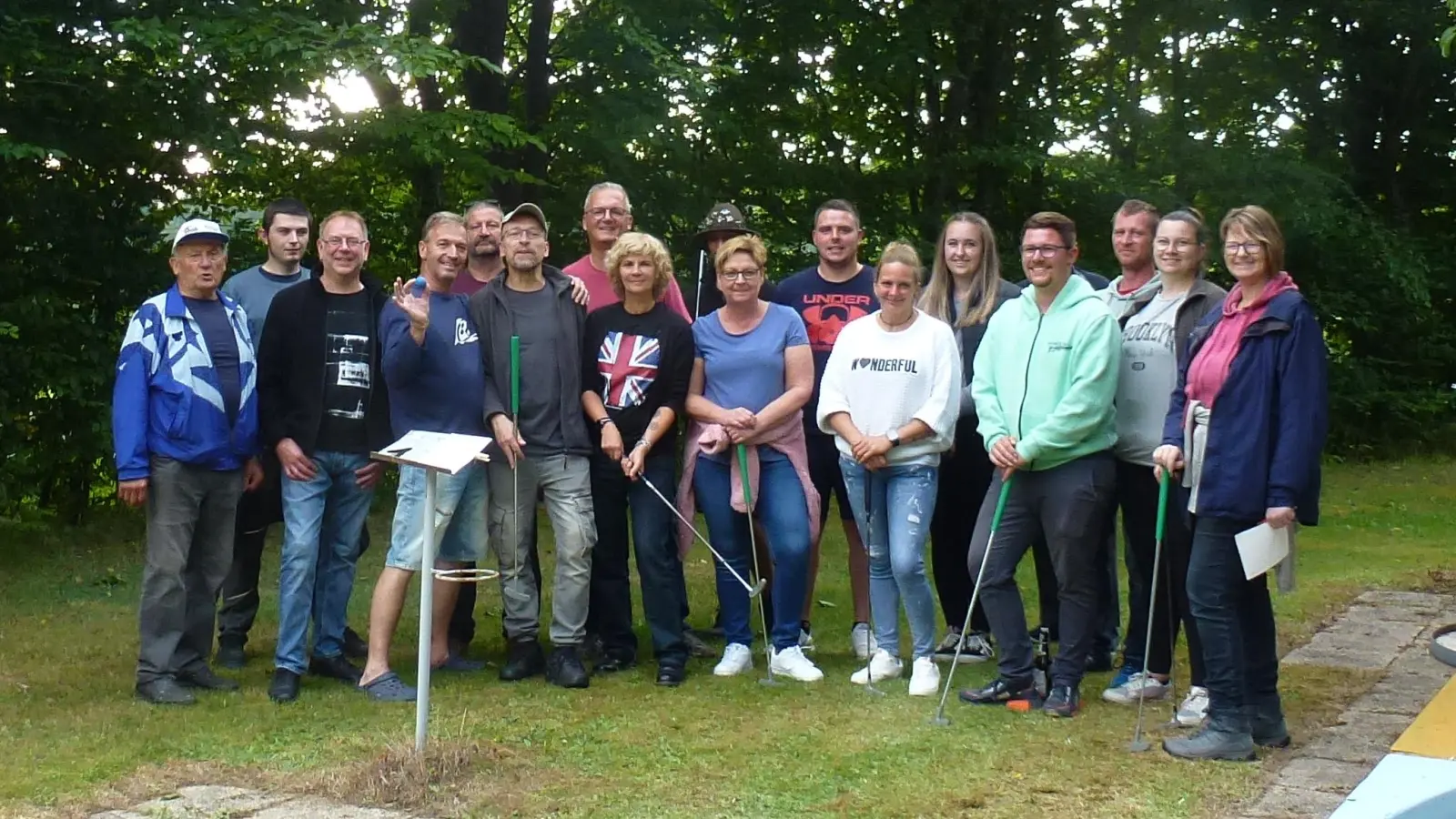 Teilnehmer am Minigolfturnier im Freibad Altglashütte (Bild: Siegfried Walter)