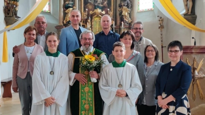 Pfarrer Markus Ertl mit Ministranten und Vertretern der kirchlichen Gremien (Bild: Petra Hartinger)