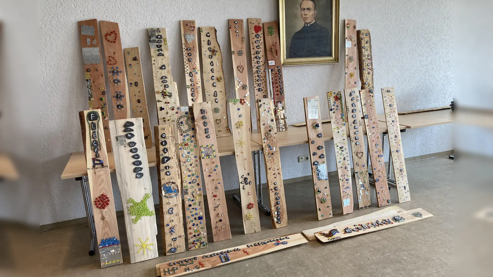 Kinder gestalteten wunderschöne Holz-Deko-Bretter” (Bild: Marianne Lebegern )