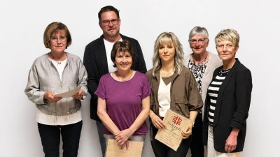 Leider konnten nicht alle Jubilare anwesend sein. Das Bild zeigt von links: Irmgard Gläßl, Bürgermeister Stephan Schübel, Brigitte Nothaft, Kathrin Ott mit Frieda Vogelhuber und Doris Reiß  (Bild: Michael Habedank)