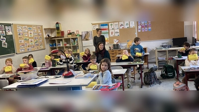 Die Kinder freuen sich zusammen mit ihrer Lehrerin Julia Greger über das Geschenk des Fördervereins (Bild: Gabriela Bäumler)