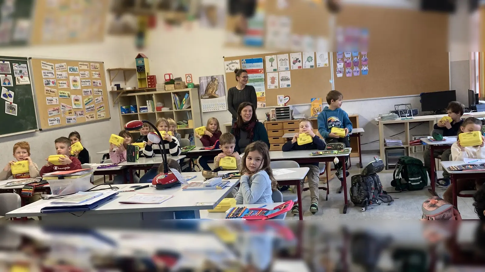 Die Kinder freuen sich zusammen mit ihrer Lehrerin Julia Greger über das Geschenk des Fördervereins (Bild: Gabriela Bäumler)