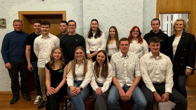 Die neugewählte Vorstandschaft mit (hinten links) Pater Thomas Mühlberger und (hinten rechts) stellvertretende Landrätin und 2. Bürgermeisterin Andrea Lang. (Bild: Milena Wittmann)