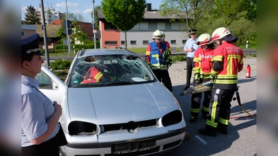 Zur Prüfung im „Hilfleistungseinsatz” gehörte auch die Übung mit einem hydraulischen Rettungssatz  (Bild: Robert Dotzauer)