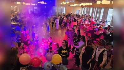 Großer Kinderfasching in der Mehrzweckhalle Floß. (Bild: Nadine Schuller)