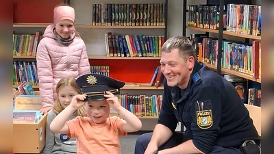 Mit sichtbarem Stolz probiert ein Kind die Polizeimütze auf. (Bild: Claudia Landgraf)