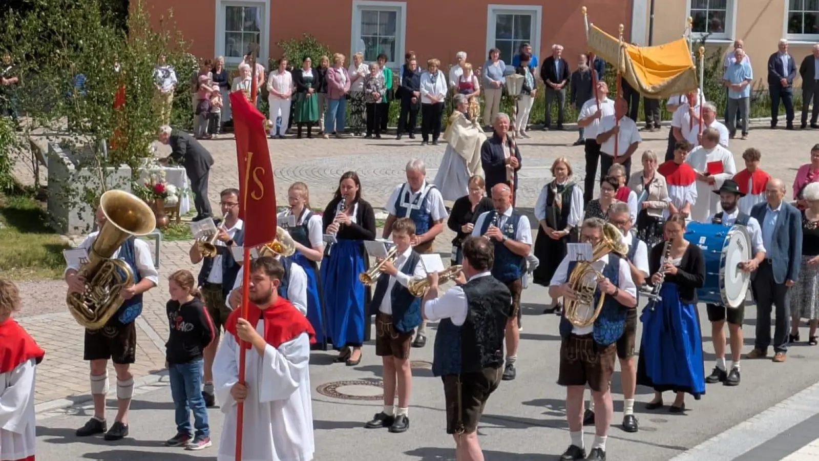 Fronleichnamsprozession Kemnath a. Buchberg. (Bild: Monika Prüfling)
