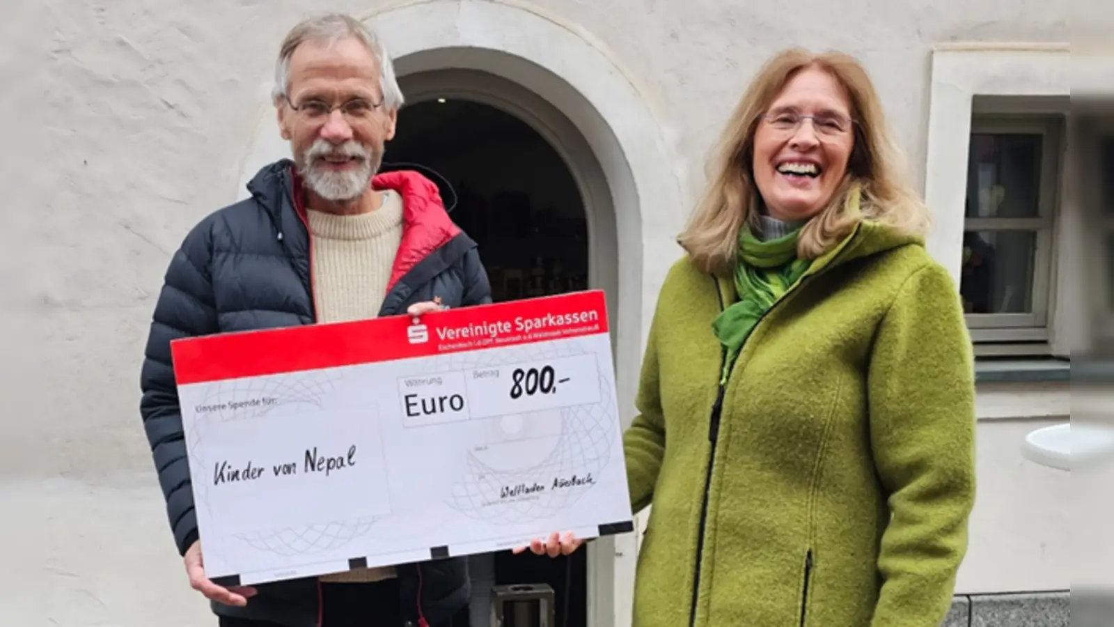 Spendenübergabe am 08.02.2026 an Herrn Knauber von dem Verein „Kinder von Nepal” mit im Bild Sibylle Scharnagl vom Weltladen Auerbach (Bild: Sibylle Scharnagl)