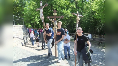 Die drei Kreuzträger der Pfarreien von Wolfring, Dürnsricht und Pittersberg, die den Bittgang sichtlich gerne anführten. (Bild: Michael Götz)