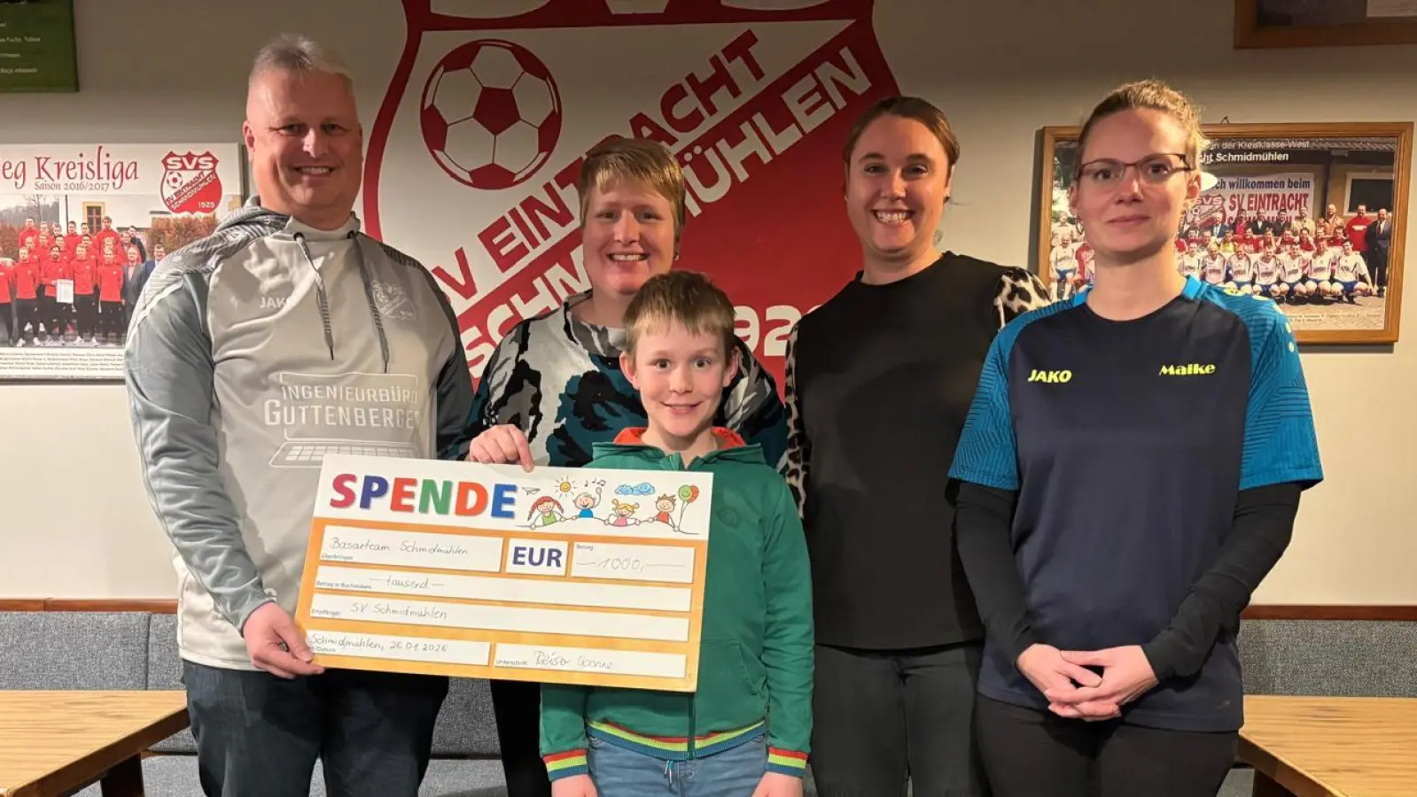 Über die Spende freut sich SV Jugendleiter Tobias Guttenberger und dankte vl Yvonne Reiser, Jasmin Dost und Maike Spies-Leuthmetzer<br><br>  (Bild: Mathias Huger (Ehrenamtsbeauftragter SV Eintracht Schmidmühlen))