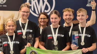 Die Jungschützen Lena Matt, Hanna Baumann, Jana Stahl und Moritz Nißlein (vorne von links) sowie die Nationalkaderschützen Monika Karsch und Max Braun (hinten von links). (Bild: Wolfgang Raps)