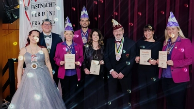 V.l. Anja I., André I., Ulrike Schmidt, 1. Vorstand Michael Zintl, Andrea Forte, Günter Fennerl vom FVF, Sabrina Eckert, Natalie Wölfl. (Bild: Tobias Eckert)