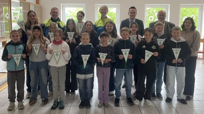 Die 4. Jahrgangsstufe der Grundschule Ammerthal mit ihren Fahrradwimpeln. (Bild: Brigitte Englhard-Stein)