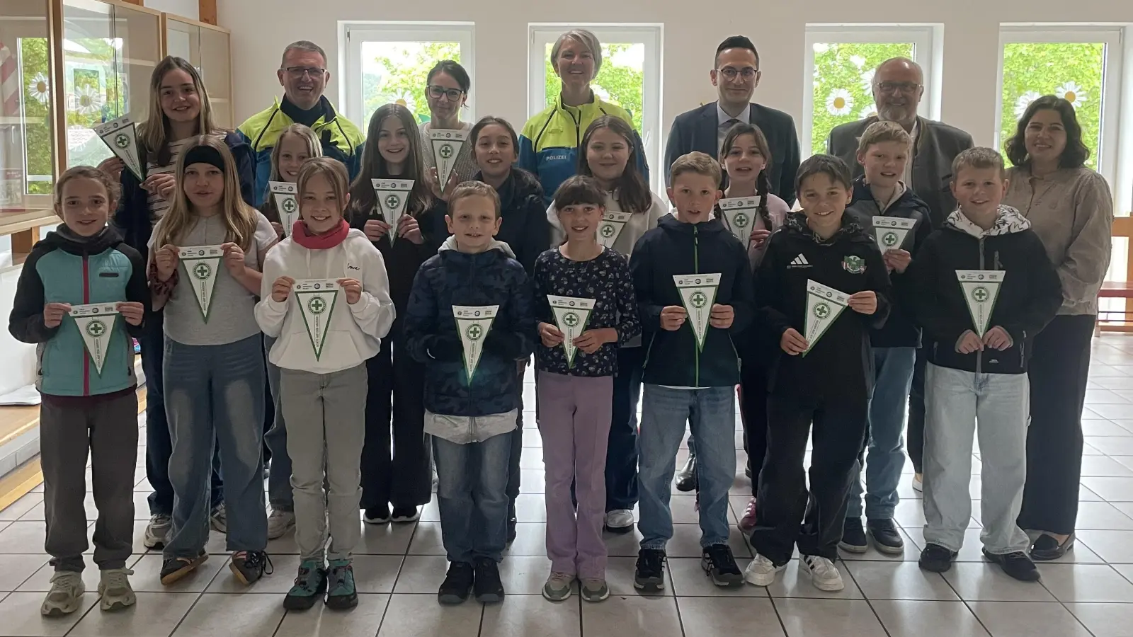 Die 4. Jahrgangsstufe der Grundschule Ammerthal mit ihren Fahrradwimpeln. (Bild: Brigitte Englhard-Stein)