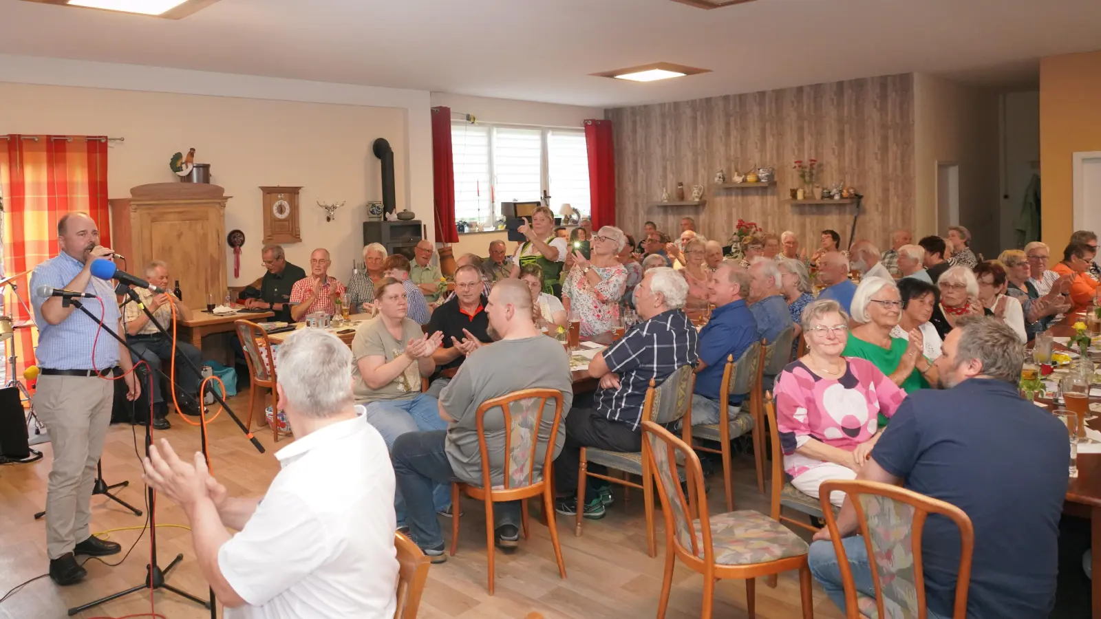 „Jodler Lars“ – Lars Matzke aus Kirchenthumbach begeistert die Zuhörer beim Maler-Michl in Waldthurn. (Bild: Franz Völkl )