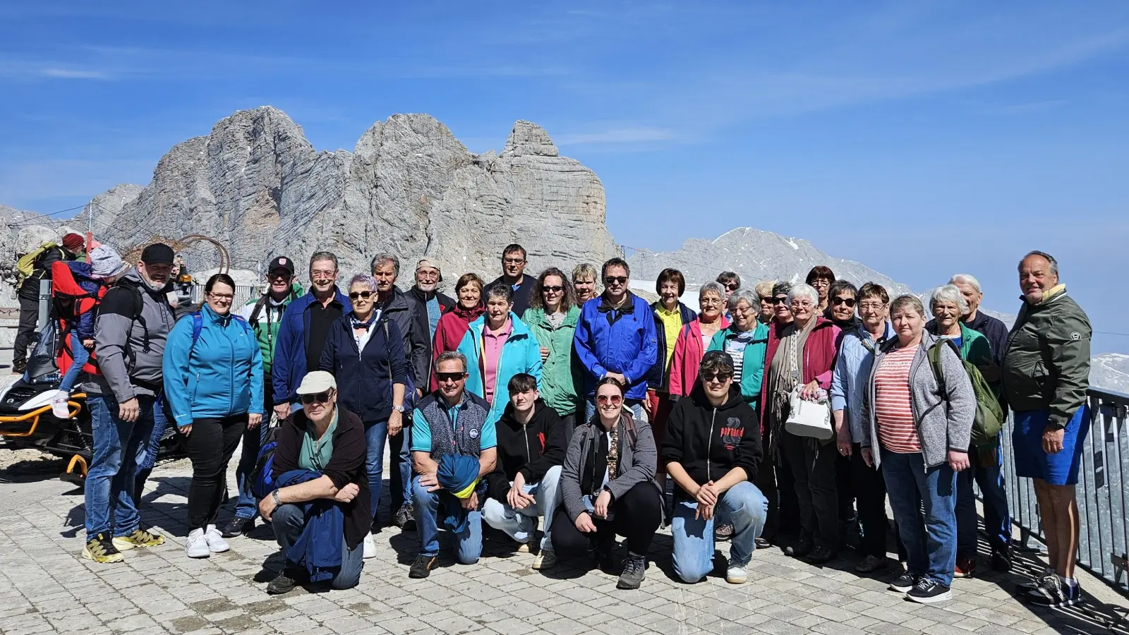 Die Wanderfreunde Mitterteich vor der Südwand am Dachstein (Bild: Andrea Zinnecker)