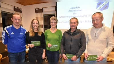 Verabschiedung von ausgeschiedenen Mitgliedern aus Vorstandschaft und Vereinsausschuss: (von links): 1.Vorsitzender Martin Luber, Rebecca Sellner, Günther Englhard und Harald Janker (Bild: Norbert Weis)