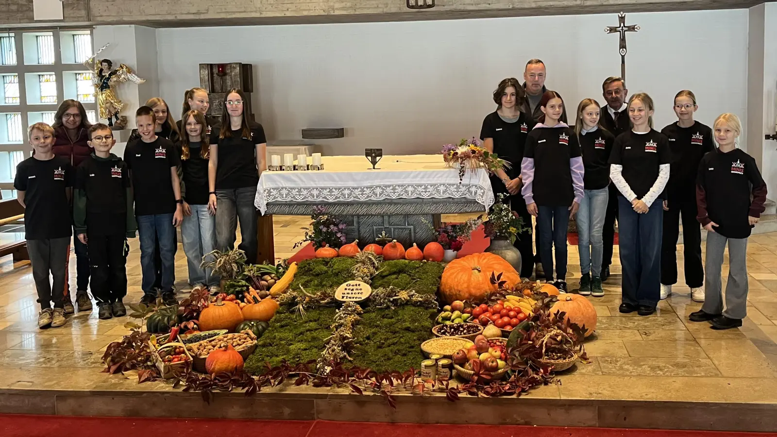 Die Ministrantinnen und Ministranten mit ihren neuen T-Shirts, nach der Gestaltung des Erntedankaltars. Zweite von links Steffi Lindner, vierter von rechts Pfarrer Klaus Birnthaler und siebter von rechts Stefan Donhauser. (Bild: Marion Baumer)
