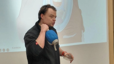 Thomas Meidenbauer erklärt wichtige Maßnahmen bei der Masken-Beutelbeatmung. (Bild: Manfred Rupprecht)