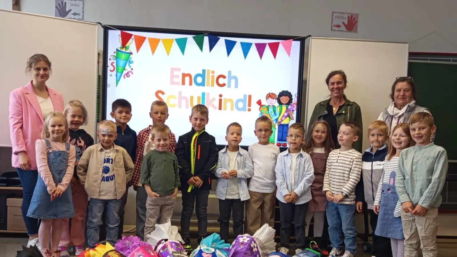Klassenleitung Lucia Mehler, Rektorin Kerstin Münchmeier, 3.Bürgermeisterin Lisa Rauh mit den stolzen Erstklasskindern (Bild: Carmen Koller- Schraml)