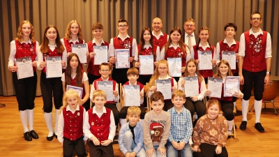 Mit großem Stolz können die ausgezeichneten Musikerinnen und Musiker ihre Urkunden und Abzeichen präsentieren. (Bild: Stefanie Gradl)