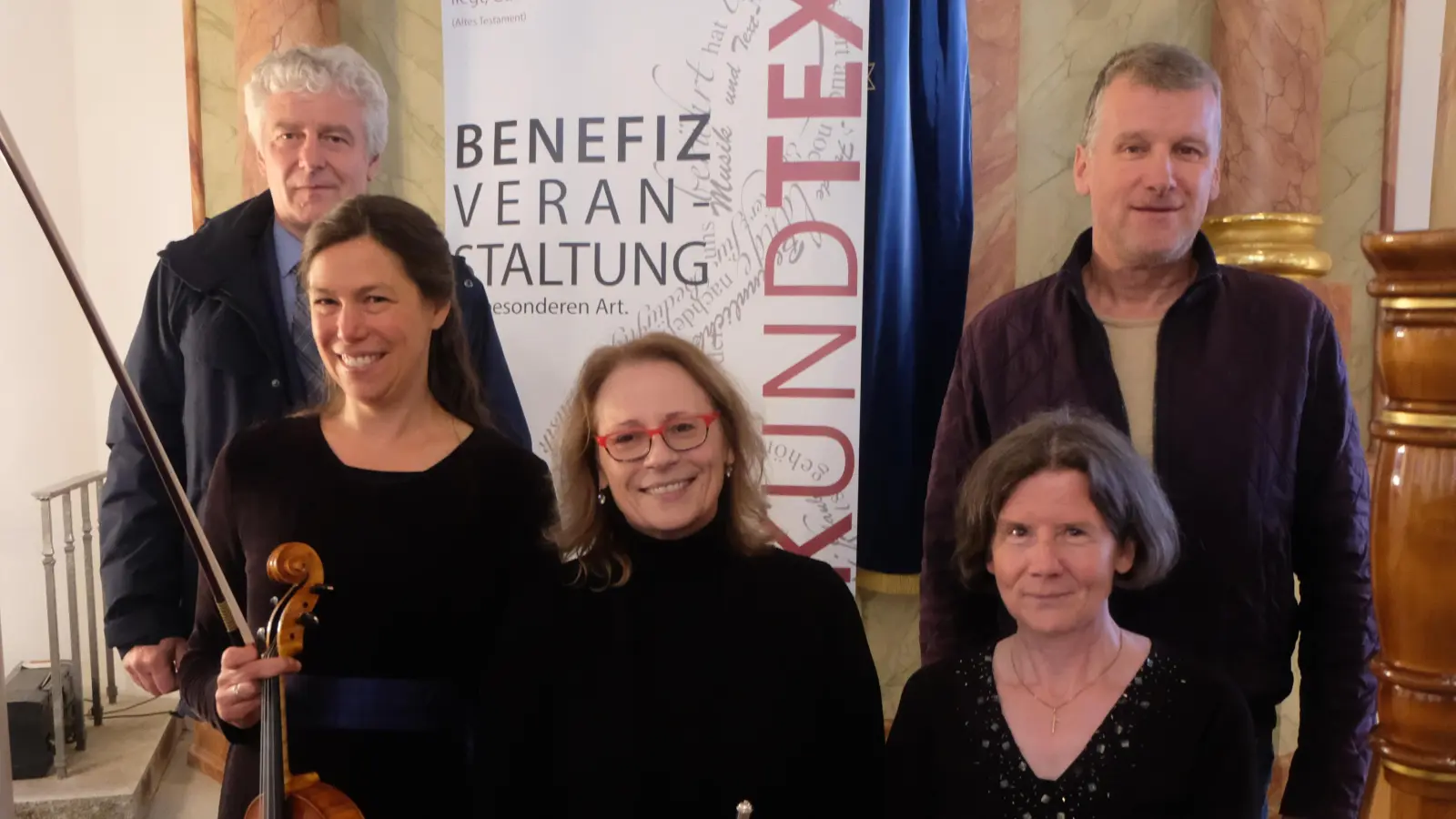 Künstlerinnen, Schirmherr und Organisator gestalteten die Benefizveranstaltung von Musik und Text am Sonntag in der Synagoge. Von links: Schirmherr Robert Lindner, Katrin Schäufl (Viola), Beate Althammer (Querflöte), Veronika Müller-Wabra (Harfe ) und Wolfgang Göldner. (Bild: Fred Lehner)
