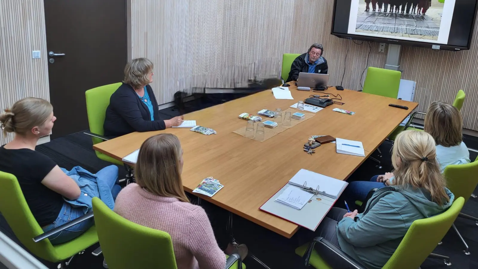 Besprechung zum Thema Verkehrserziehung mit den Leitungen der Kindergärten.  (Bild: Reinhold Ziermeier)