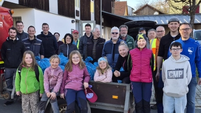 Die Vereinsgemeinschaft Weihern führte am Mittwochabend die alljährliche Aktion „ Saubere Umwelt „ rund um Weihern wieder erfolgreich durch.  (Bild: Hans-Jürgen Schlosser)