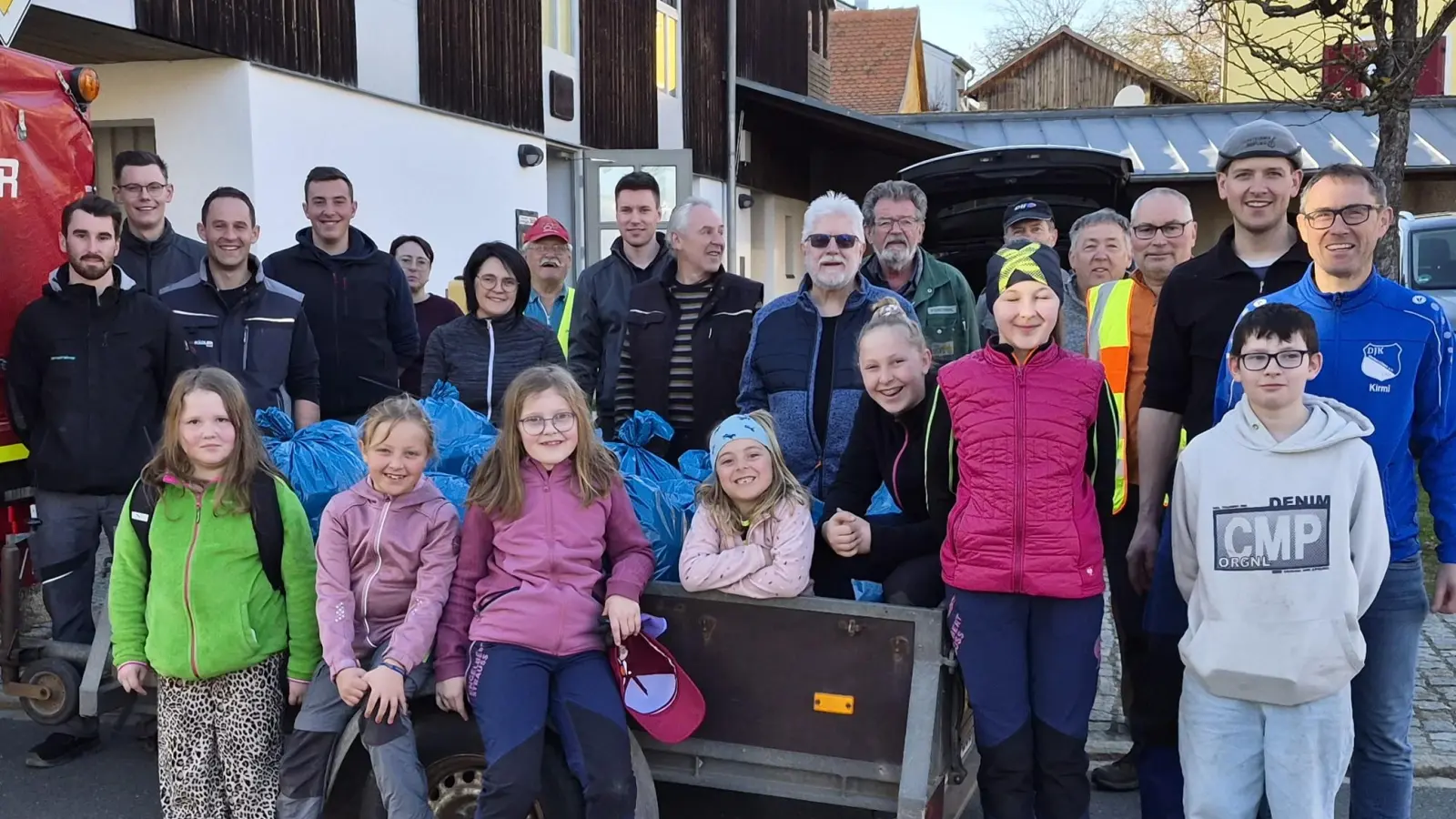 Die Vereinsgemeinschaft Weihern führte am Mittwochabend die alljährliche Aktion „ Saubere Umwelt „ rund um Weihern wieder erfolgreich durch.  (Bild: Hans-Jürgen Schlosser)