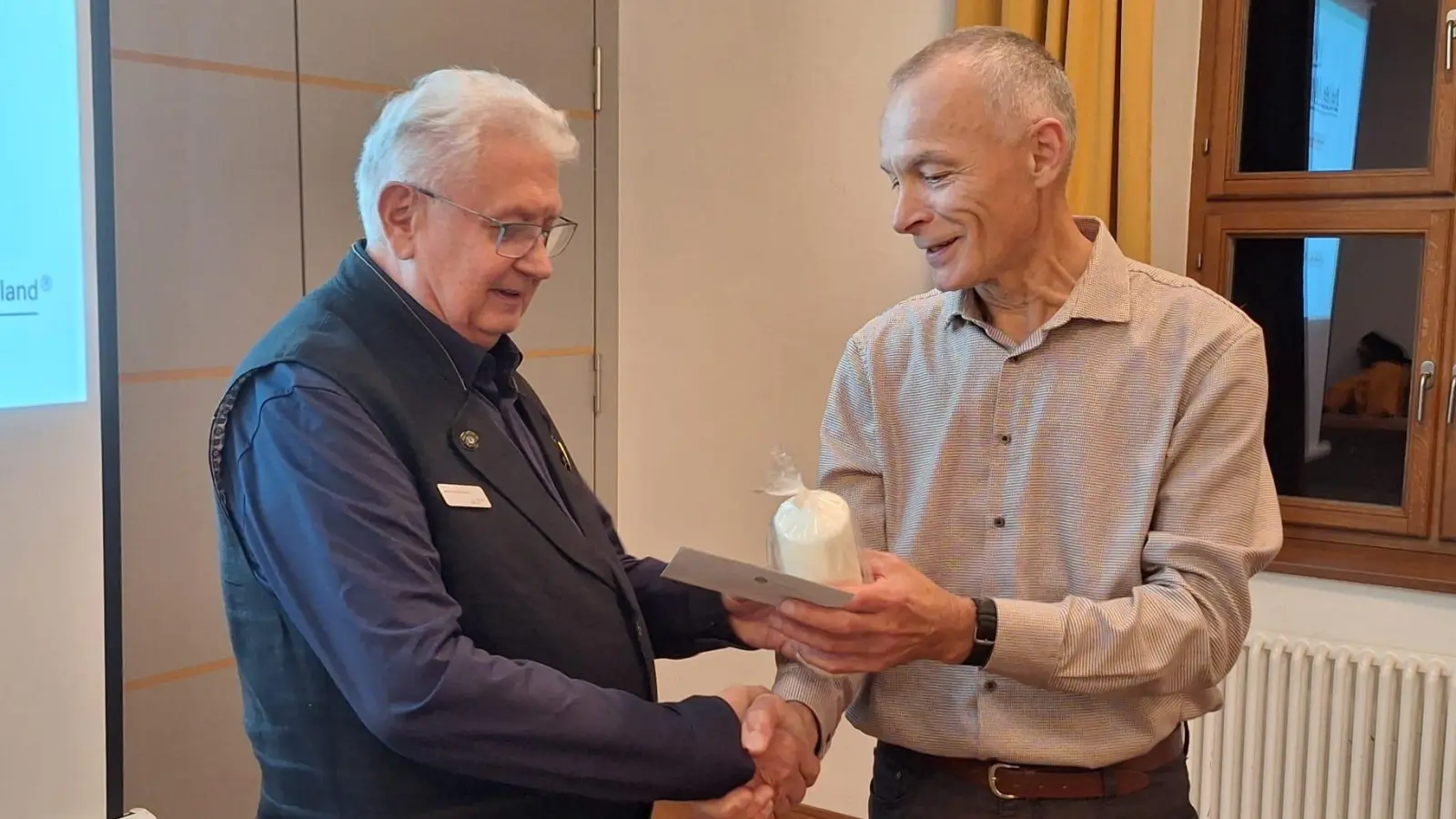 MMC Präfekt Alois Kleierl (rechts) bedankte sich beim Referenten für den interessanten Vortrag. (Bild: Alois Kleierl)