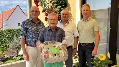 Bild (v.li.n.re.): Der Jubilar auf der Terrasse seines Altstadthauses mit Stadt- und Kreisrat Martin Pöllath, 3. Bürgermeister a.D. Hans-Jürgen Reitzenstein und FWS-Vorstandmitglied Christian Faderl.  (Bild: Martin Pöllath)