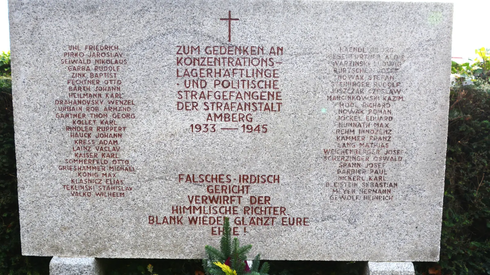 Sammelgrab für Konzentrationslagerhäftlinge und politische Gefangene des Zuchthauses Amberg im Katharinenfriedhof (Bild: Dieter Weiß)