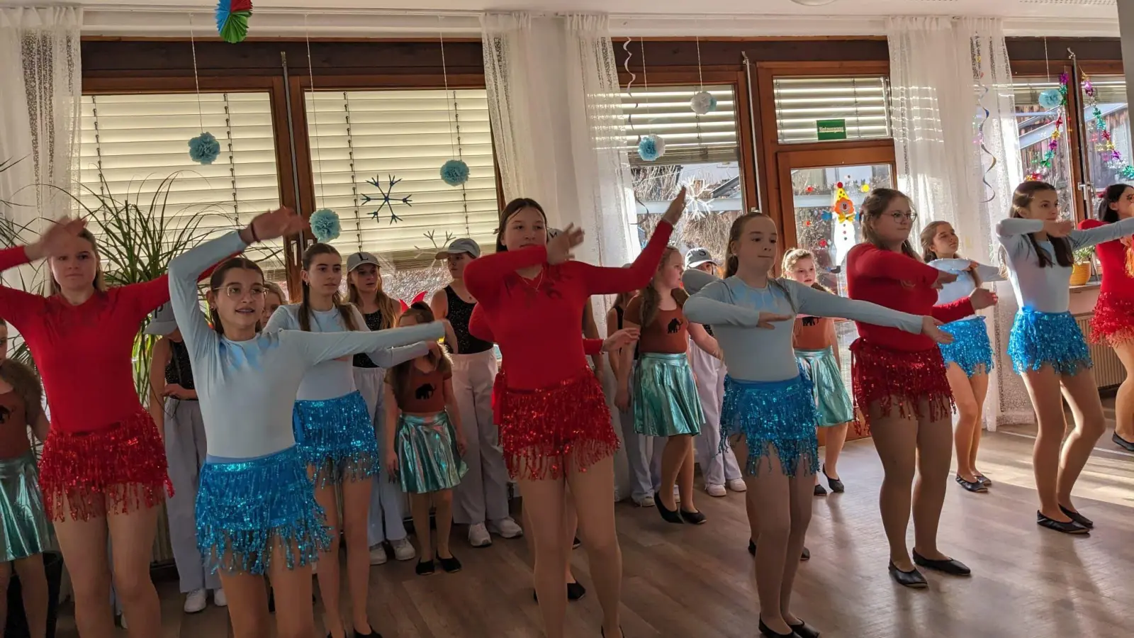 Mit ihrem Showtanz „Burning Ice – Im Herzen des Winters“ begeisterte die Kinderprinzengarde Pleystein die Gäste der Caritas-Tagespflege „Rosenquarz“.  (Bild: Elke Frauenreuther)