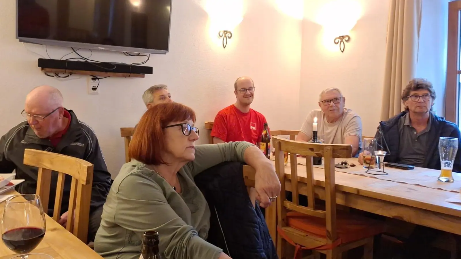Aufmerksame Stimmung bei den Genossen im Matth seim Wirtshaus (Bild: Romana Ott)