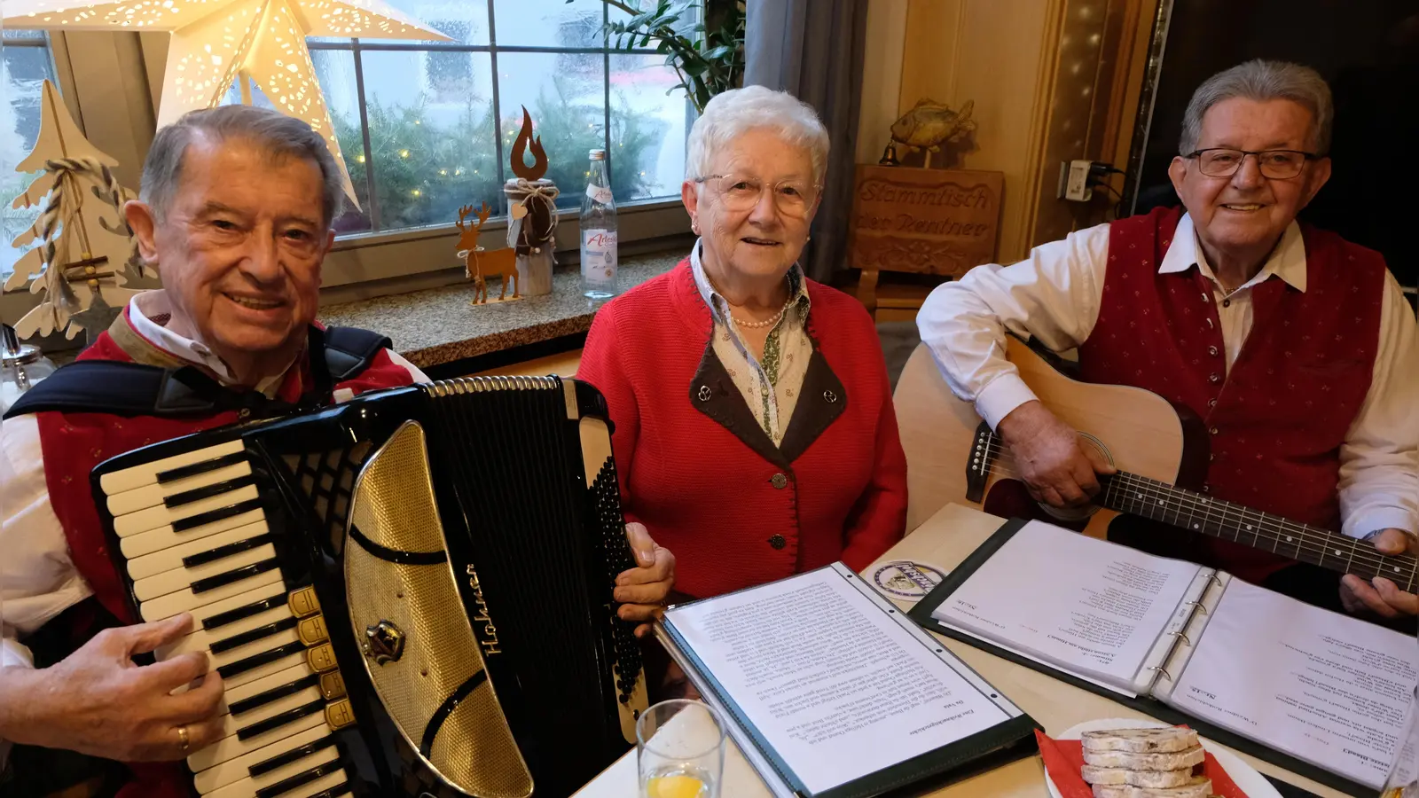  Willi Moser und Lore Moser mit Karl Tabert (von links) gestalteten mit ihrer Musik und ihren Gesängen, dazu Geschichten und Gedichte zum Advent, die eindrucksvolle Stunde der Weihnachtsfeier des Arbeiterwohlfahrt-Ortsvereins. (Bild: Fred Lehner)