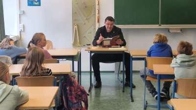 Landrat Thomas Ebeling beim Vorlesen in der Nabburger Realschule. (Bild: Angelika Hirmer)
