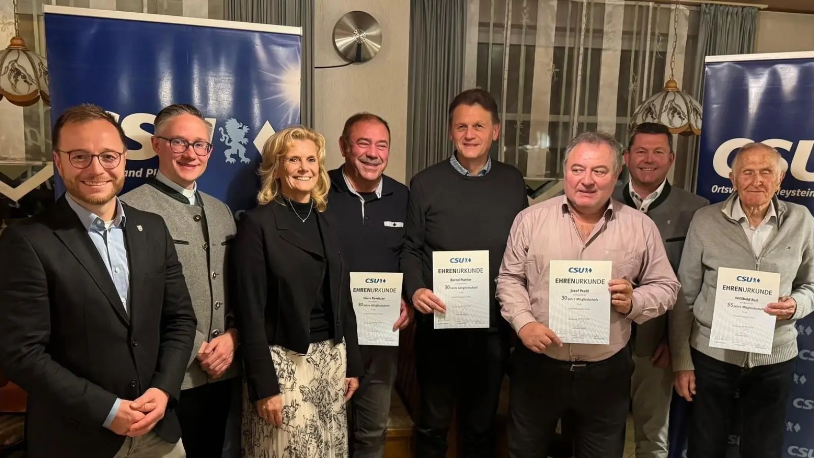 Von links: Bürgermeisterkandidat Christoph Müllhofer, Pfarrer Adam Karolczak, 2. Bürgermeisterin Andrea Lang, Hans Rewitzer, Stadtrat Bernd Piehler, Josef Preßl, 1. Bürgermeister Rainer Rewitzer und Altbürgermeister Willibald Reil. (Bild: Bernd Piehler)