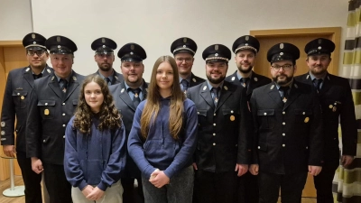 2. Komm. Michael Bauer, Kassier Schedl Christian, Marie Käß, Stefan Henke, Mathias Gleißner, Julia Gleißner, 1. Komm. Josef Konrad, 2. Vors. Rupert Gruber, 1. Vors. Johannes Bauer, Jugendwart Stefan Mayerhöfer, Schriftführer Peter Kraus (Bild: Franziska Schedl)