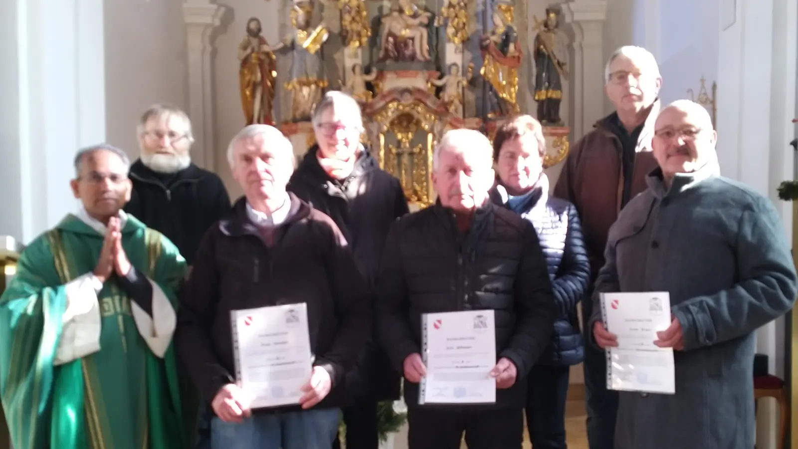 von links: Pater James, Erwin Schindler, Karl Wittmann, Erwin Kraus und die neue Kirchenverwaltung (Bild: Emmi Garg)