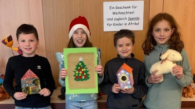 Schüler und Schülerinnen vor dem Verkaufstisch in der Aula der Grundschule (Bild: Cornelia Rieß)