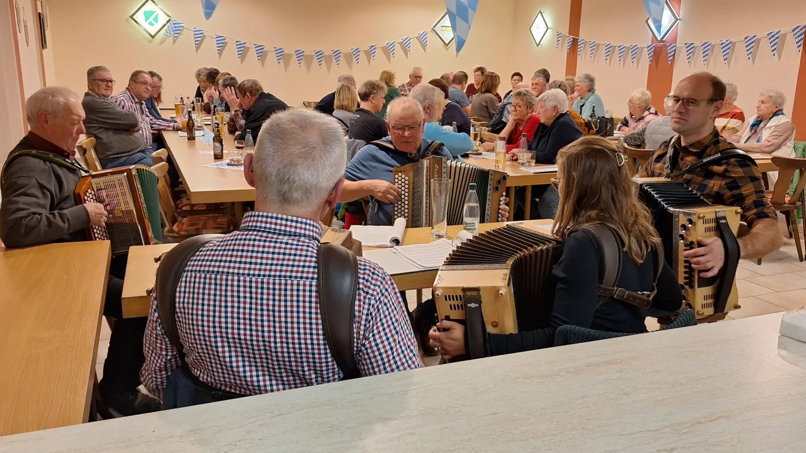 Auch heuer war der Hutzerabend im Dorfhaus wieder ein voller Erfolg (Bild: Doris Schraml)