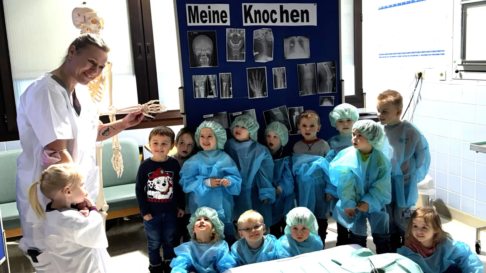 „Darf ich vorstellen? Das ist Hubert.” Mandy Fuchs stellt den Kindergartenkindern den ältesten Mitarbeiter der Klinik vor. (Bild: Theresa Reitinger)