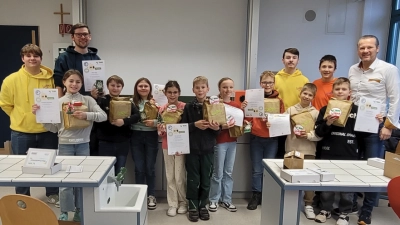 Die Teilnehmerinnen und Teilnehmer bei der Zeugnisvergabe (Bild: Florian Dendorfer)