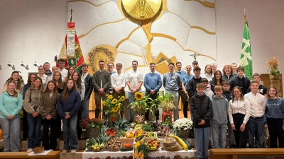 Die Vorstandschaft der KLJB Waldthurn mit den 15 Neuen. (Bild: Simon Schwab)