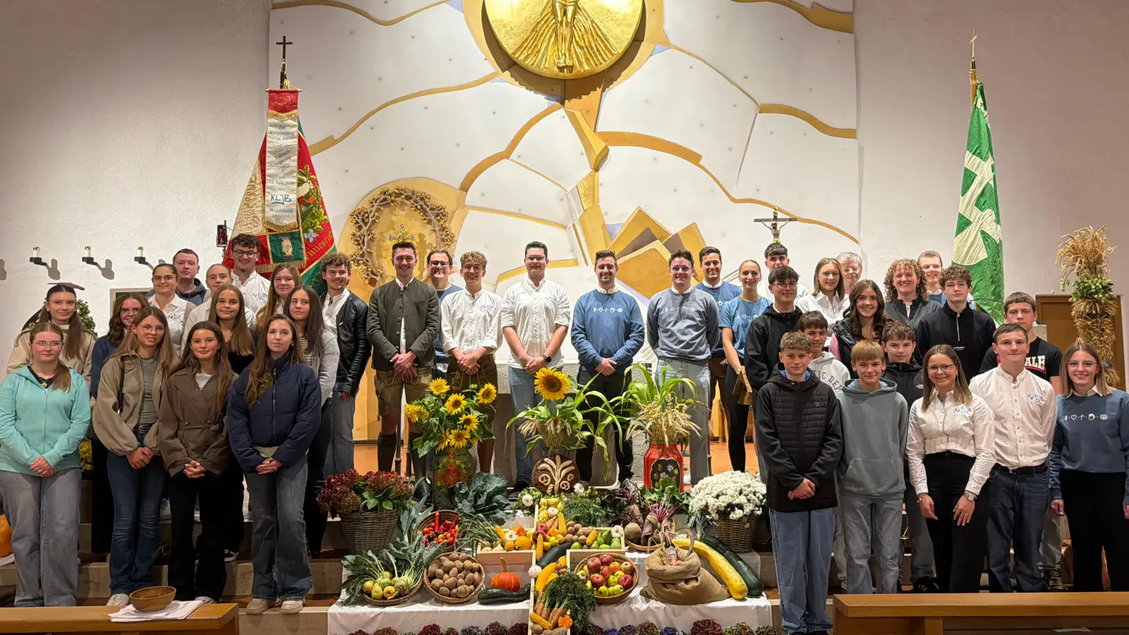 Die Vorstandschaft der KLJB Waldthurn mit den 15 Neuen. (Bild: Simon Schwab)
